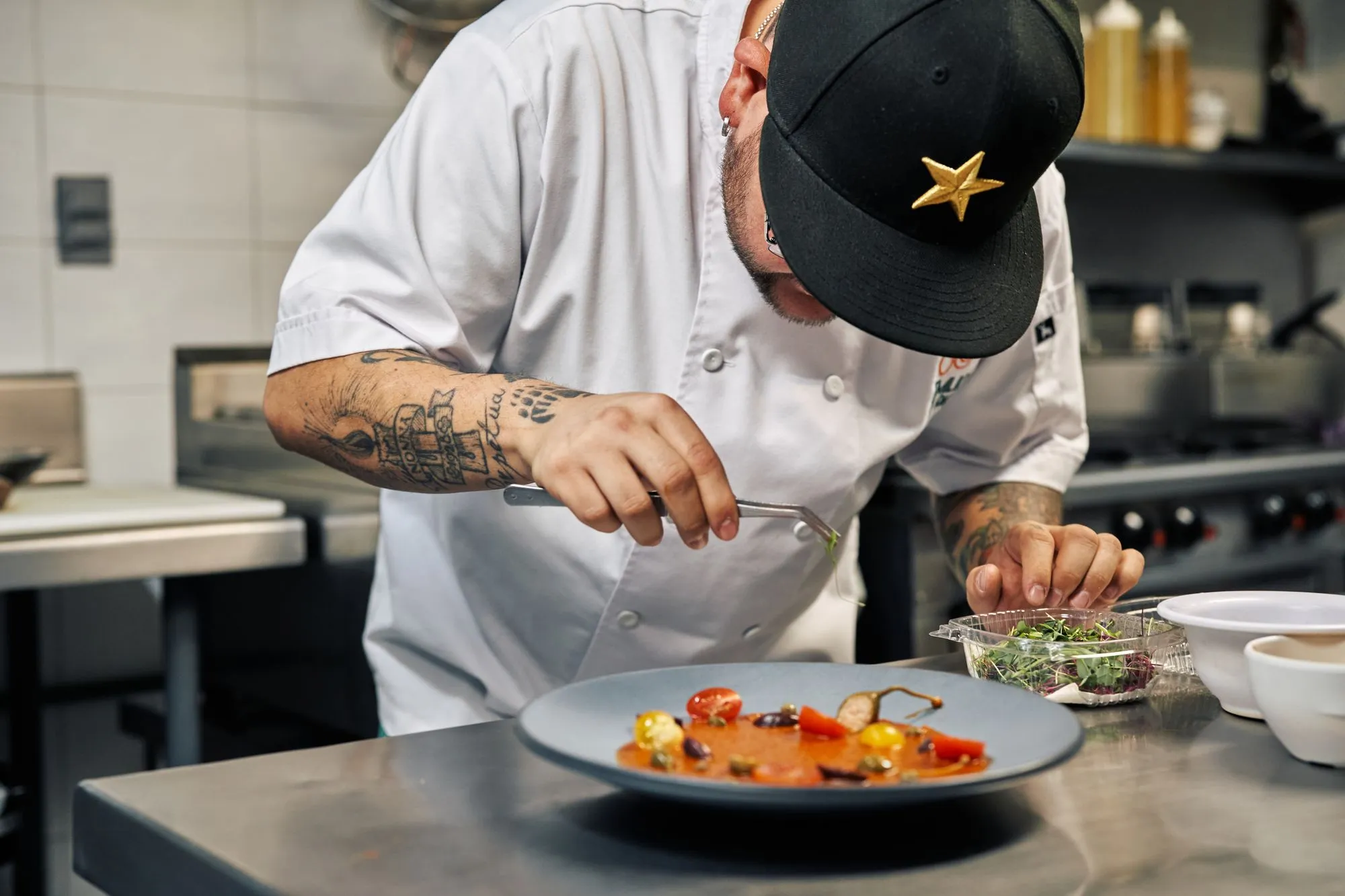 Chef qui dresse une assiette dans la cuisine d'un restaurant