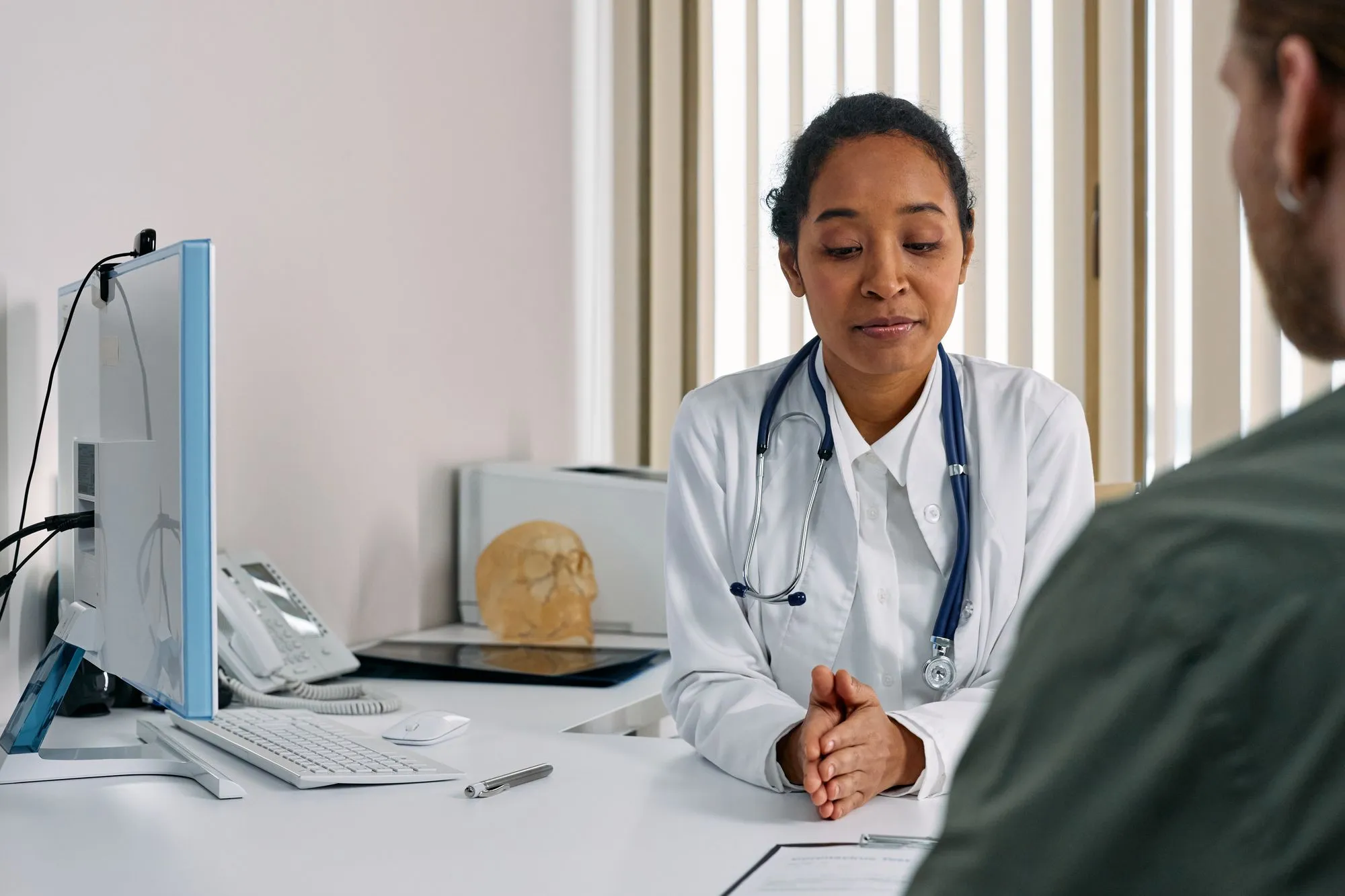 Médecin en consultation dans son cabinet